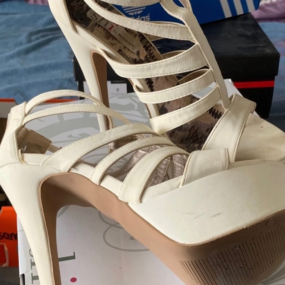 White platform - Picture 3 of 3